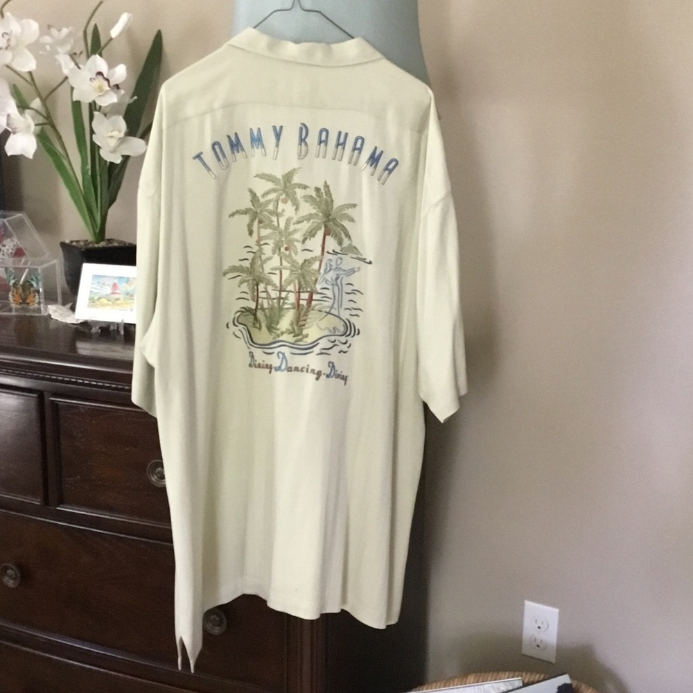 Tommy Bahama-EUC Pale Sage Silk Embroidered Button-Up Camp Shirt